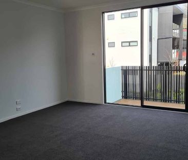 Popular Town House in the City! - Photo 1