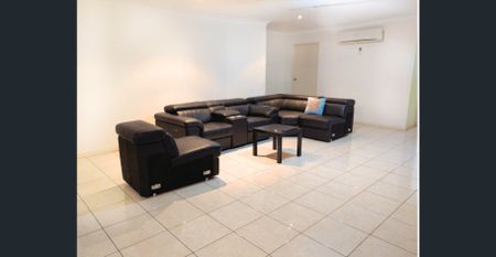 Spacious & Convenient: Your Ideal Home - Photo 3