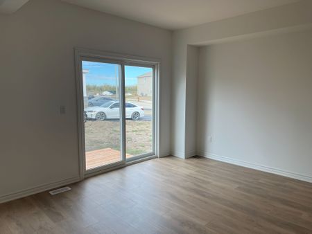 For Lease - 63 Lincoln Drive, Belleville, Ontario - Photo 2