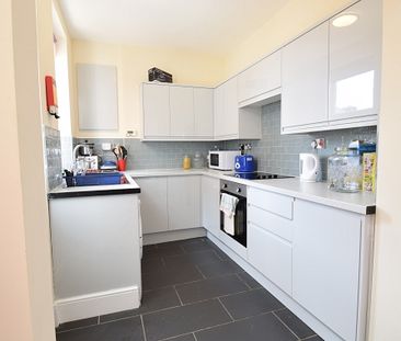 Spacious 4 bedroom property - Photo 2