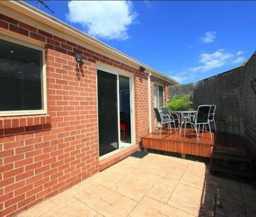 LARGE 3 BEDROOM UNIT WITH DOUBLE GARAGE - Photo 3