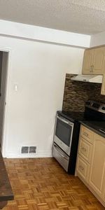 Large, bright 2 bedrooms located in charming Little Italy - Photo 4