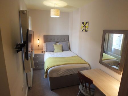 1 bedroom in a house share to rent - Photo 3