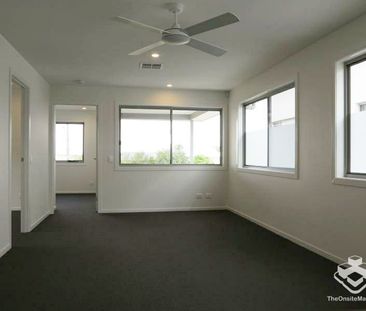 Executive Modern Designed Family Home - Photo 2