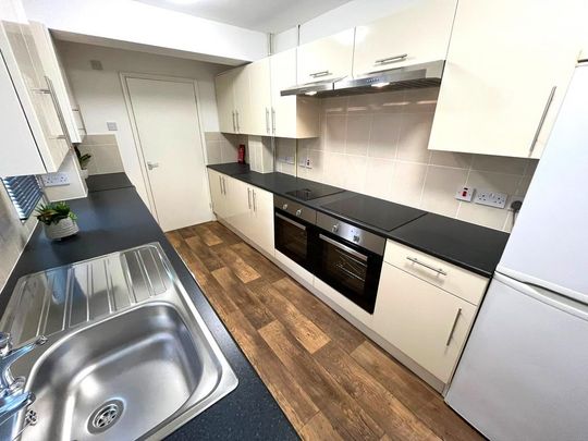 1 bedroom in a house share to rent - Photo 1