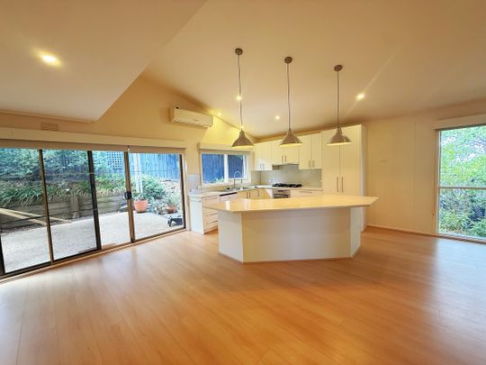 Family-Friendly Comfort in a Premium School just Zone(Vermont Primary and Vermont Secondary)! - Photo 1