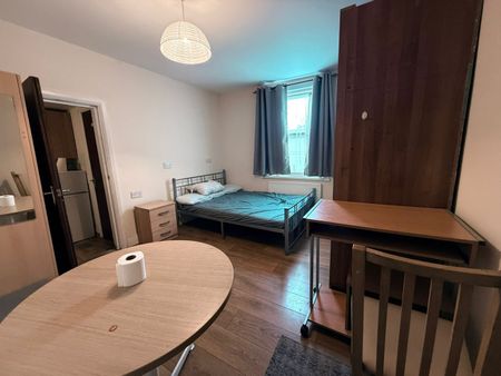 Studio Flat, High Road, IG1 - Photo 3