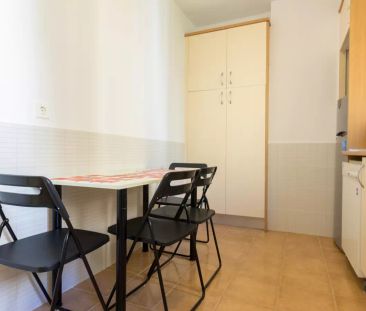 Double bed in Room in a shared 4-bedroom apartment for rent in Alma... - Photo 1