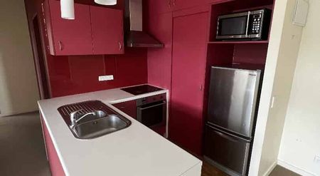 TIDY INNER CITY APARTMENT: - Photo 4