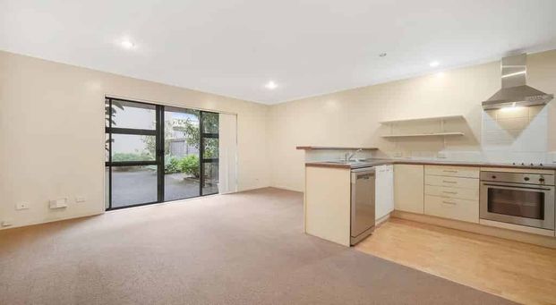 Private and spacious 3-Bedroom Townhouse in Te Atatū Peninsula - Photo 1