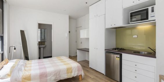 Refurbished - Generous Corner Apartment - Utilities Included - Photo 3