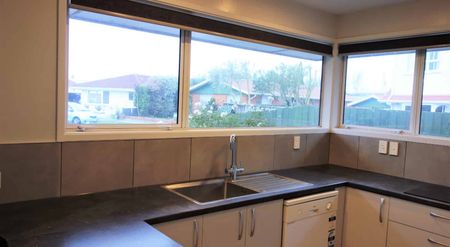 Great Location 3-Bed House with Double Garage - Photo 5