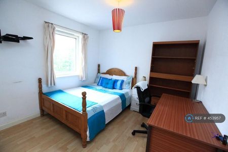 1 bedroom in a flat share to rent - Photo 3