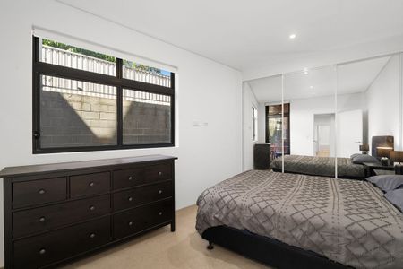 Oversized Ground Floor Apartment with Huge Courtyard - Photo 2