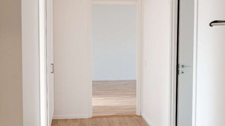 Om bostaden - Välkommen till en nyrenoverad lägenhet på Sloalyckan. Lägenheten är utrustad med moderna vitvaror såsom diskmaskin, tvättmaskin och torktumlare. Köket är renoverat i en öppen planlösning med stilrena beiga toner. Badrum och hall är renoverade och utrustade med ny inredning. Innerdörrar i sovrummet är bytta och samtliga rum är ommålade i vit kulör. Fiber finns indraget i lägenheten. I hyran ingår varmhyra, vilket omfattar uppvärmning och varmvatten. Även ett grundutbud av tv-kanaler samt sophantering ingår. Endast hushållsel tillkommer. Rökfritt boende gäller för alla kontrakt tecknade från och med 2025-01-01. - Foto 5
