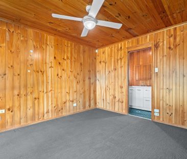 Family beach house quietly set in a sought-after enclave - Photo 6