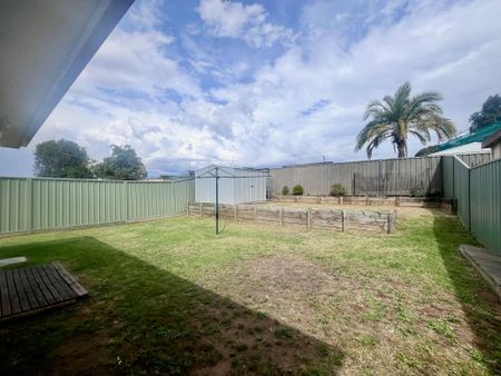 Lovely Home with New Paint&comma; Flooring & Air Con&excl; - Photo 4