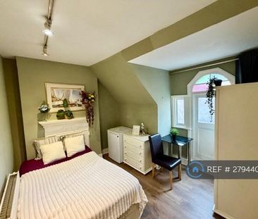 1 bedroom in a house share to rent - Photo 5