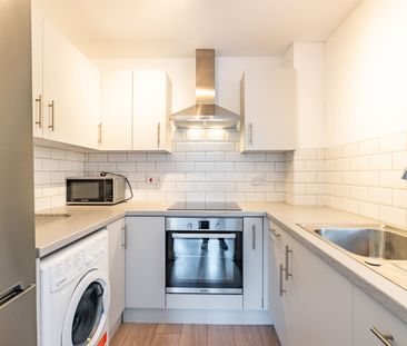 Available part-furnished now - Photo 4