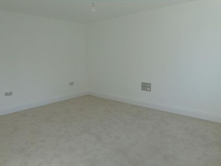 4 bedroom semi-detached house to rent - Photo 5