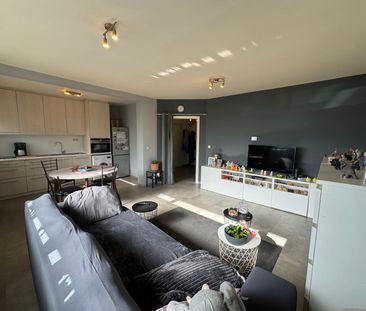 Vernieuwd gelijkvloers-appartement met 2 slaapkamers en koer - Photo 2
