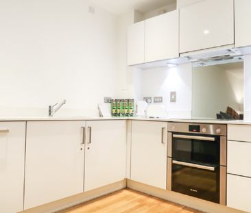 This lovely double bedroom property based in the heart of Clapham. - Photo 4