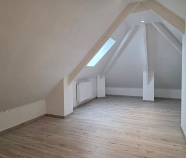 Gerenoveerde woning met drie slaapkamers en garage - Photo 1