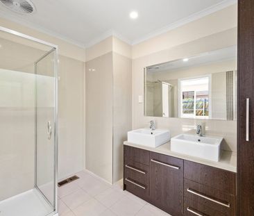 Contemporary Comfort and Low-Maintenance Living - Photo 3