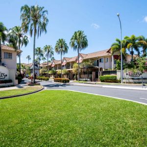 EXPANSIVE TROPICAL RESORT STYLE LIVING - Photo 3