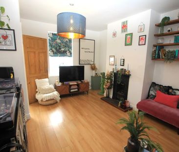 2 bedroom end of terrace house to rent - Photo 2