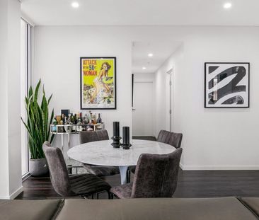 Stylish North Facing Modern Living With Ultra Convenience - Photo 1