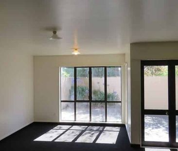 3 Bedrooms Close to Westfield Shopping Centre - Photo 1