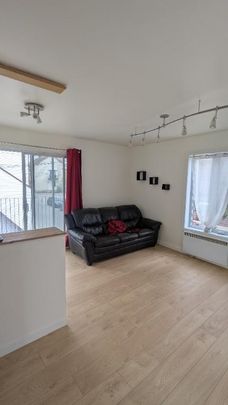 Beau grand 3 1/2, libre, semi-meublé, dans un duplex, centre-ville - Photo 1
