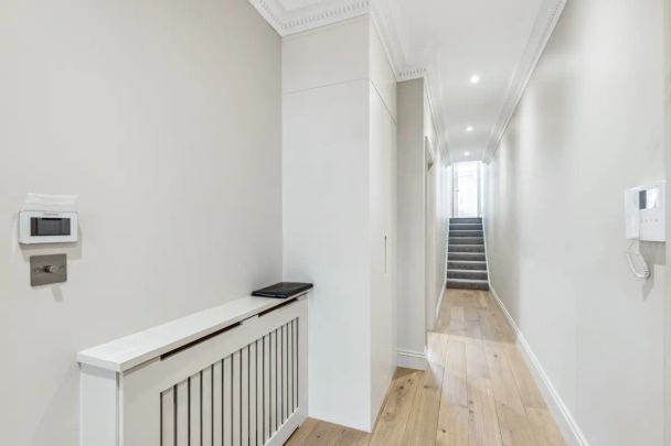 2 bedroom flat in London - Photo 1