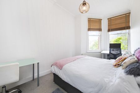 2 bedroom flat in South Hampstead - Photo 5