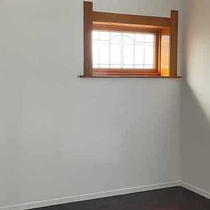 Charming 3 Bedroom Bungalow - Photo 1