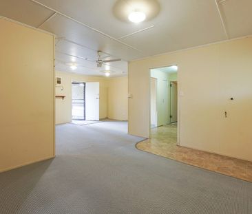 Large house with plenty of storage and room for entertaining! - Photo 2