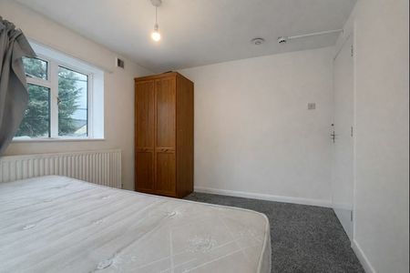 Furnished Double Room To Let - HP11 - Photo 2