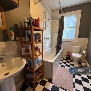 1 bedroom in a flat share to rent - Photo 2