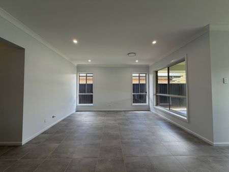 9 Salvatore Street, Austral NSW 2179 - House For Rent | Domain - Photo 2