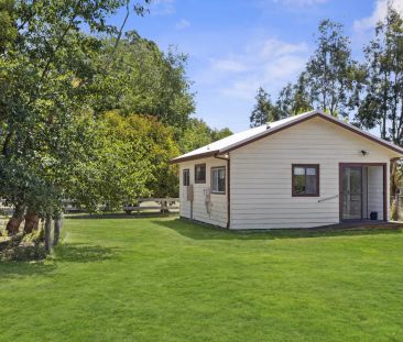 Charming Cottage in the heart of Trentham - Photo 5