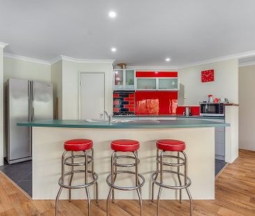 FAMILY HOME - FANTASTIC LOCATION! - Photo 5