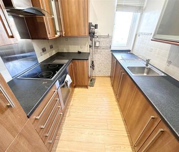 3 bedroom flat to rent - Photo 4