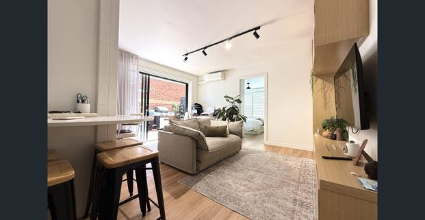 Newly renovated 1 Bedroom Apartment with Sunlit Courtyard! - Photo 1