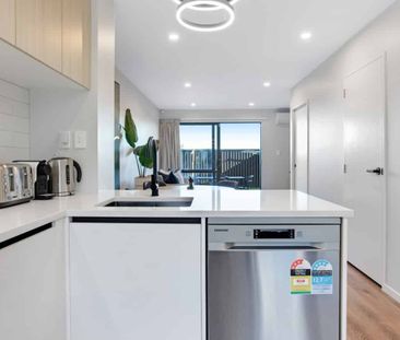 3 Bedroom, 2.5 Bathroom Modern Townhouse – Short-Term Stay (3 Months) - Photo 2