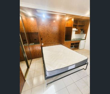 Cairns Best Value Secure Complex - Studio with washing machine - Photo 2