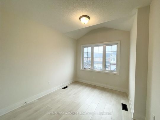 Townhouse For Lease | X8123358 - Photo 1