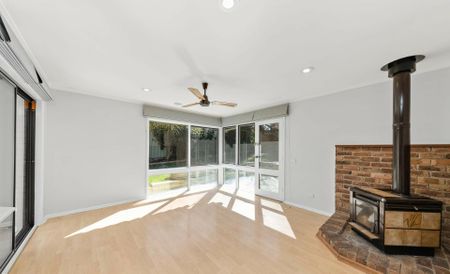 Warm, Welcoming & Wonderfully Located Family Home - Photo 3