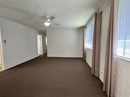 Large 2 bedroom unit in convenient location - Photo 4