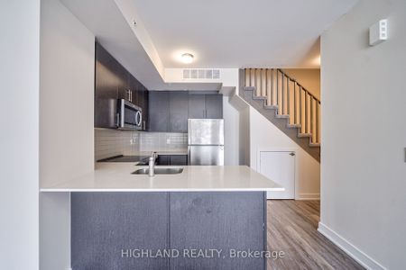 Condo Townhouse For Lease | W8128580 - Photo 2